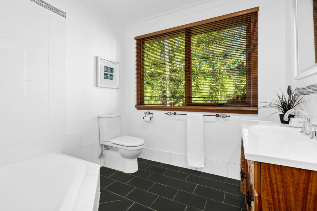 46 Robinsville Crescent, Thirroul NSW 2515 - photo 6