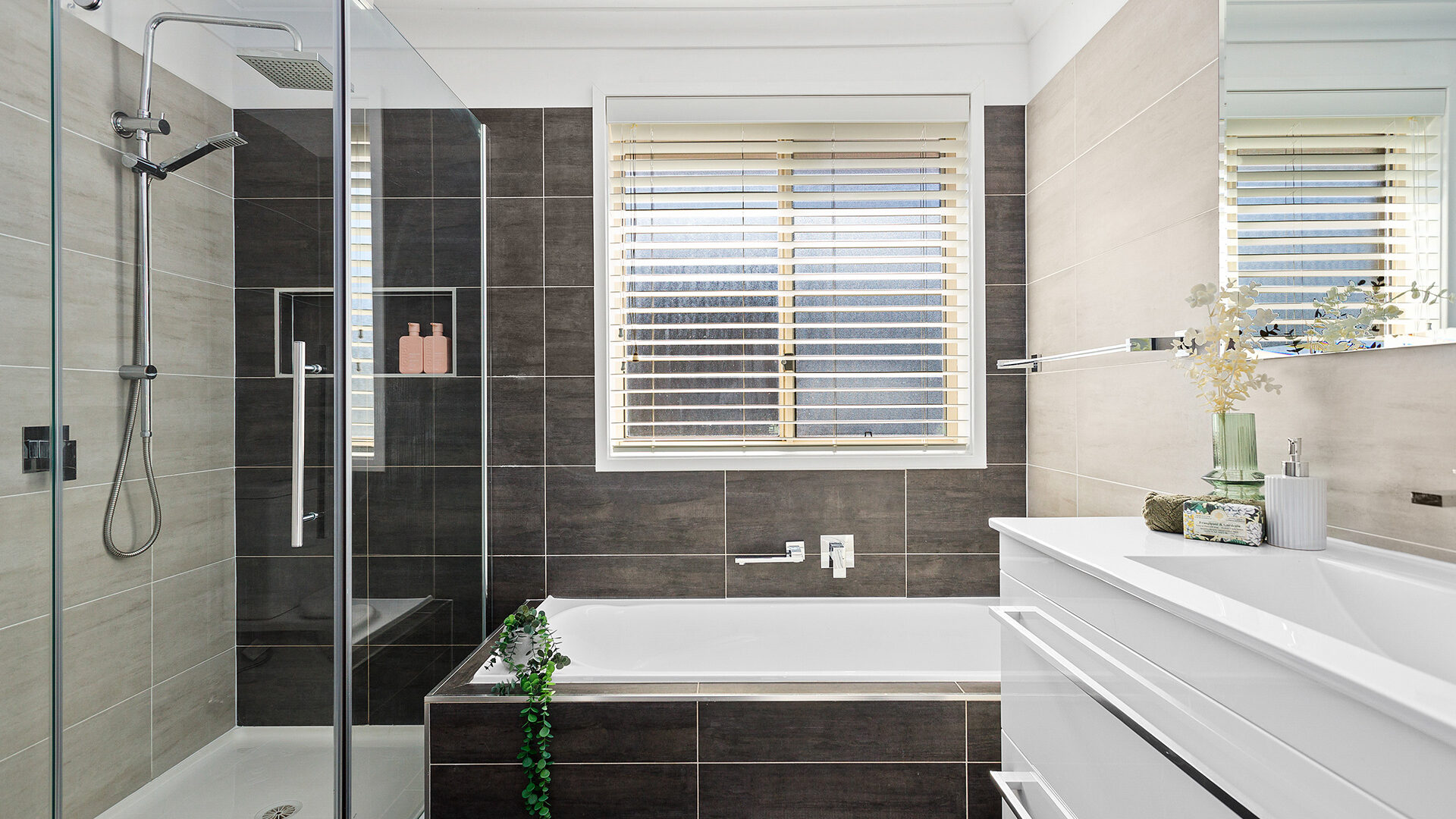 Sold - 24 Lyrebird Way - New Property in Farmborough Heights - Real Estate by David Greenwood