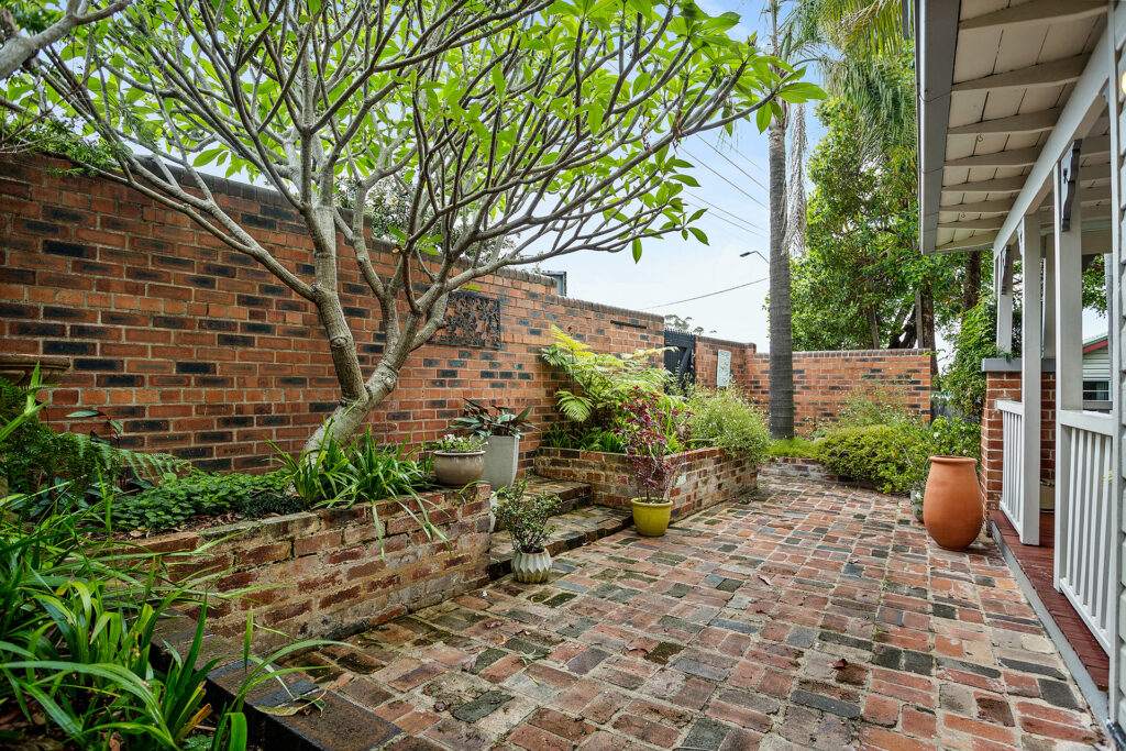 Sold - 102 Princes Highway - New Property in Thirroul - Real Estate by 