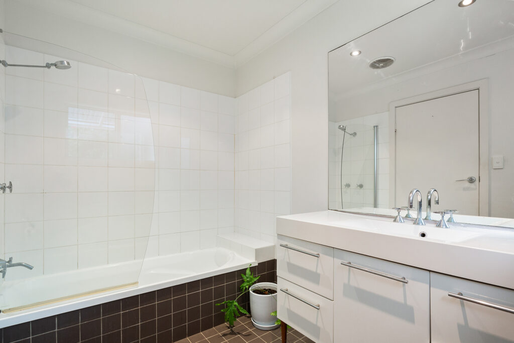16 Nardoo Crescent, Thirroul NSW 2515 - photo 5