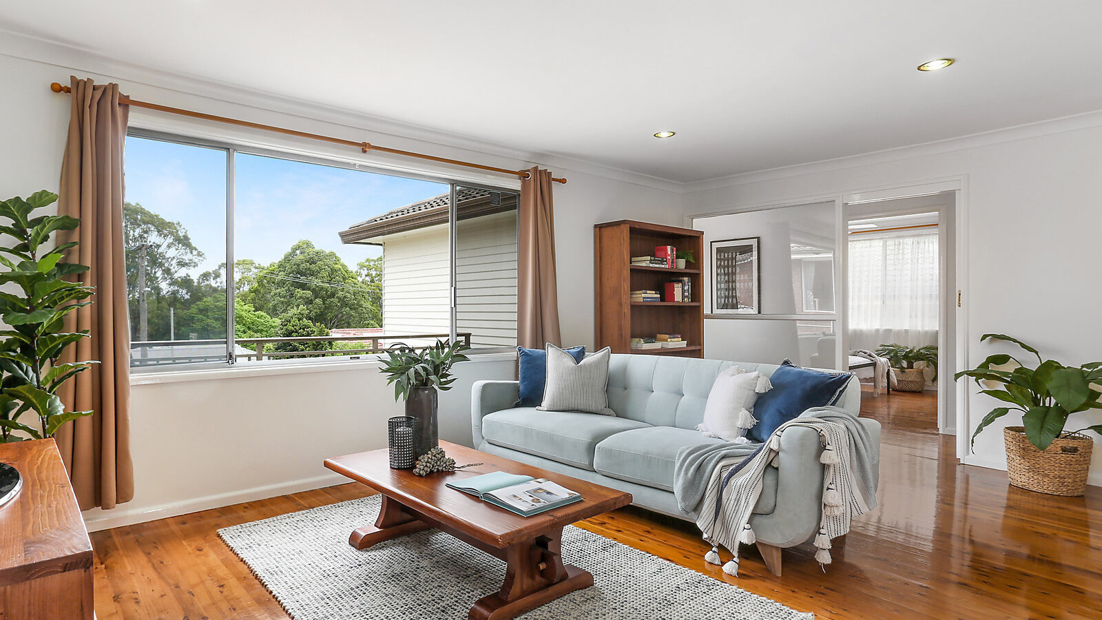8 Bristol Parade, Farmborough Heights