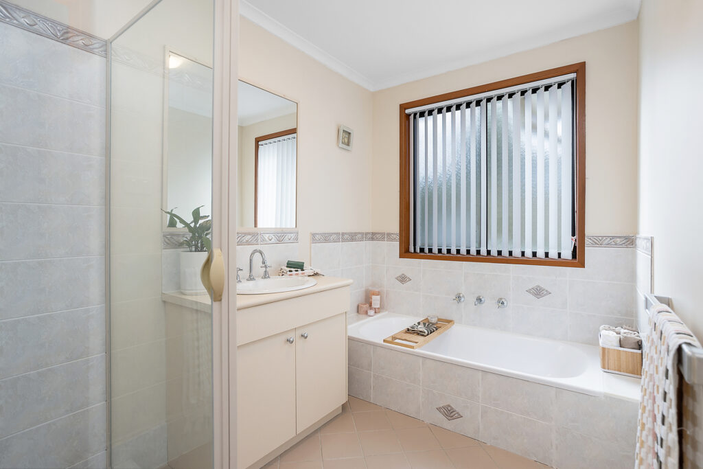 Sold - 19 Lyrebird Way - New Property in Farmborough Heights - Real Estate by David Greenwood