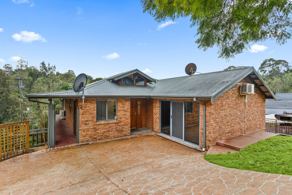 Sold - 11 Sugarwood Place - New Property in Farmborough Heights - Real Estate by David Greenwood