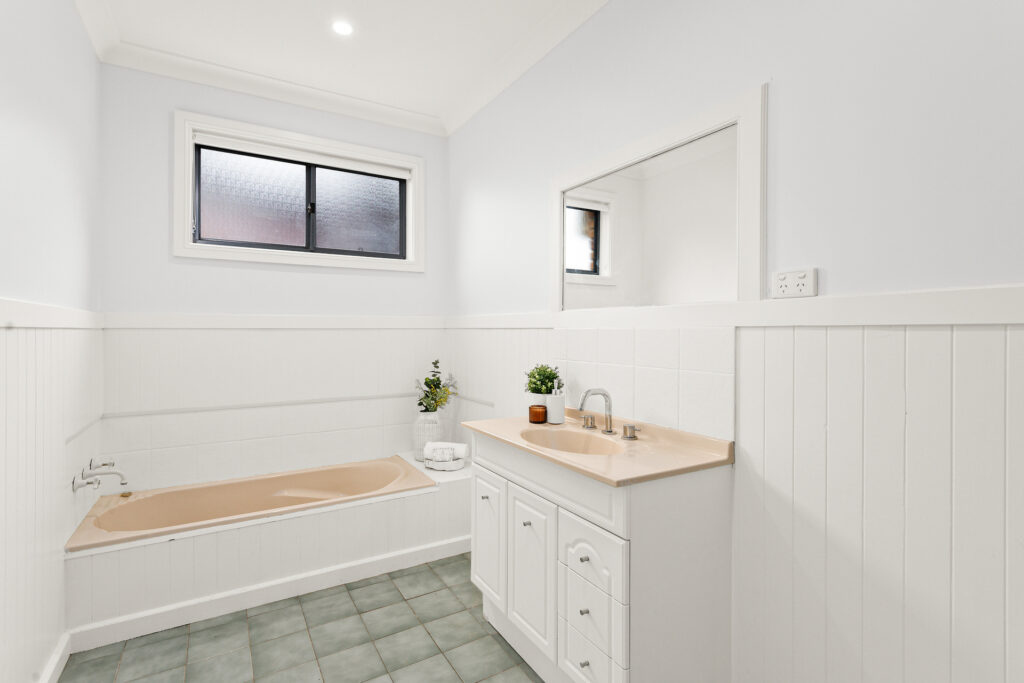 Sold - 11 Sugarwood Place - New Property in Farmborough Heights - Real Estate by David Greenwood