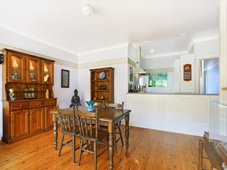 364 Northcliffe Drive, Lake Heights NSW 2502 - photo 4