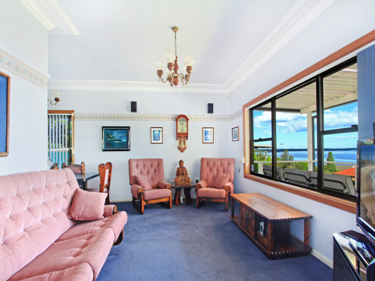 364 Northcliffe Drive, Lake Heights NSW 2502 - photo 8