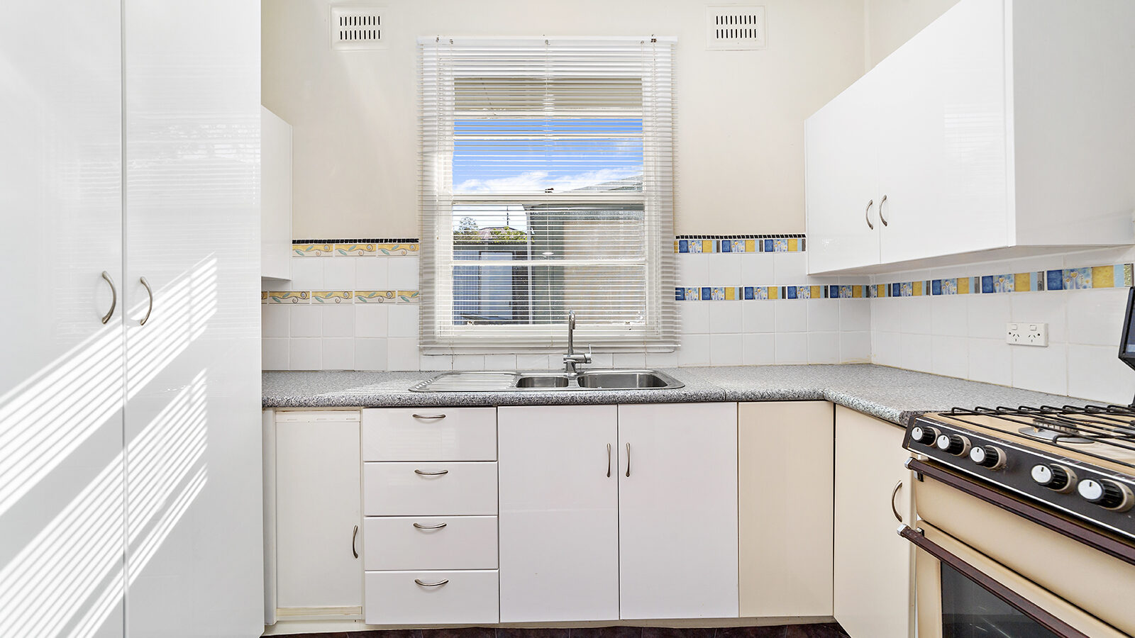 38 Carr Parade, Unanderra NSW 2526 - photo 5