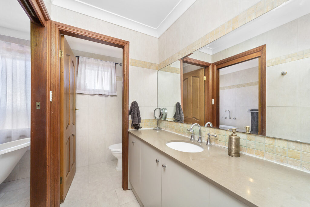 17 Brendon Avenue, Farmborough Heights NSW 2526 - photo 9