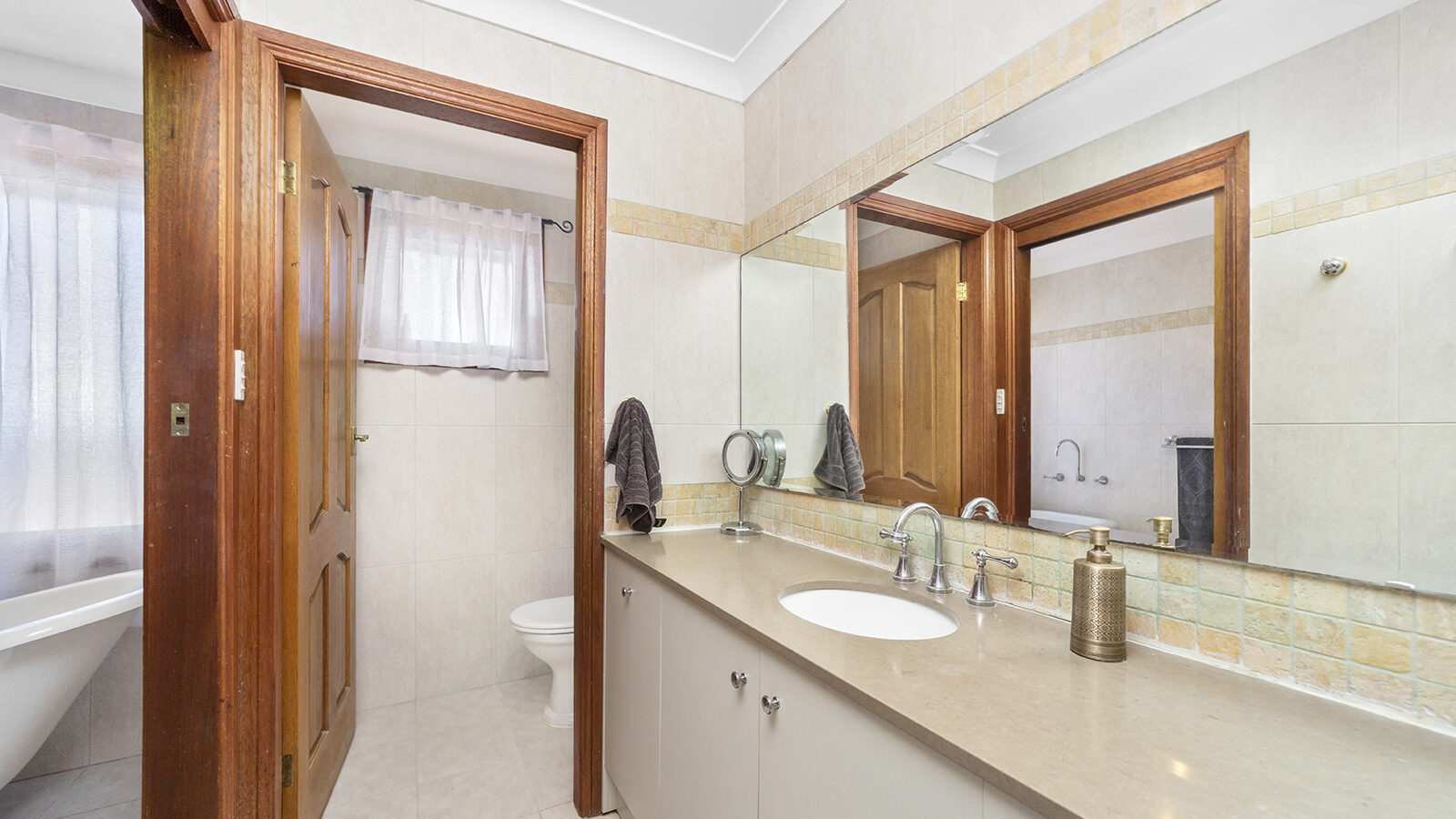 17 Brendon Avenue, Farmborough Heights NSW 2526 - photo 9
