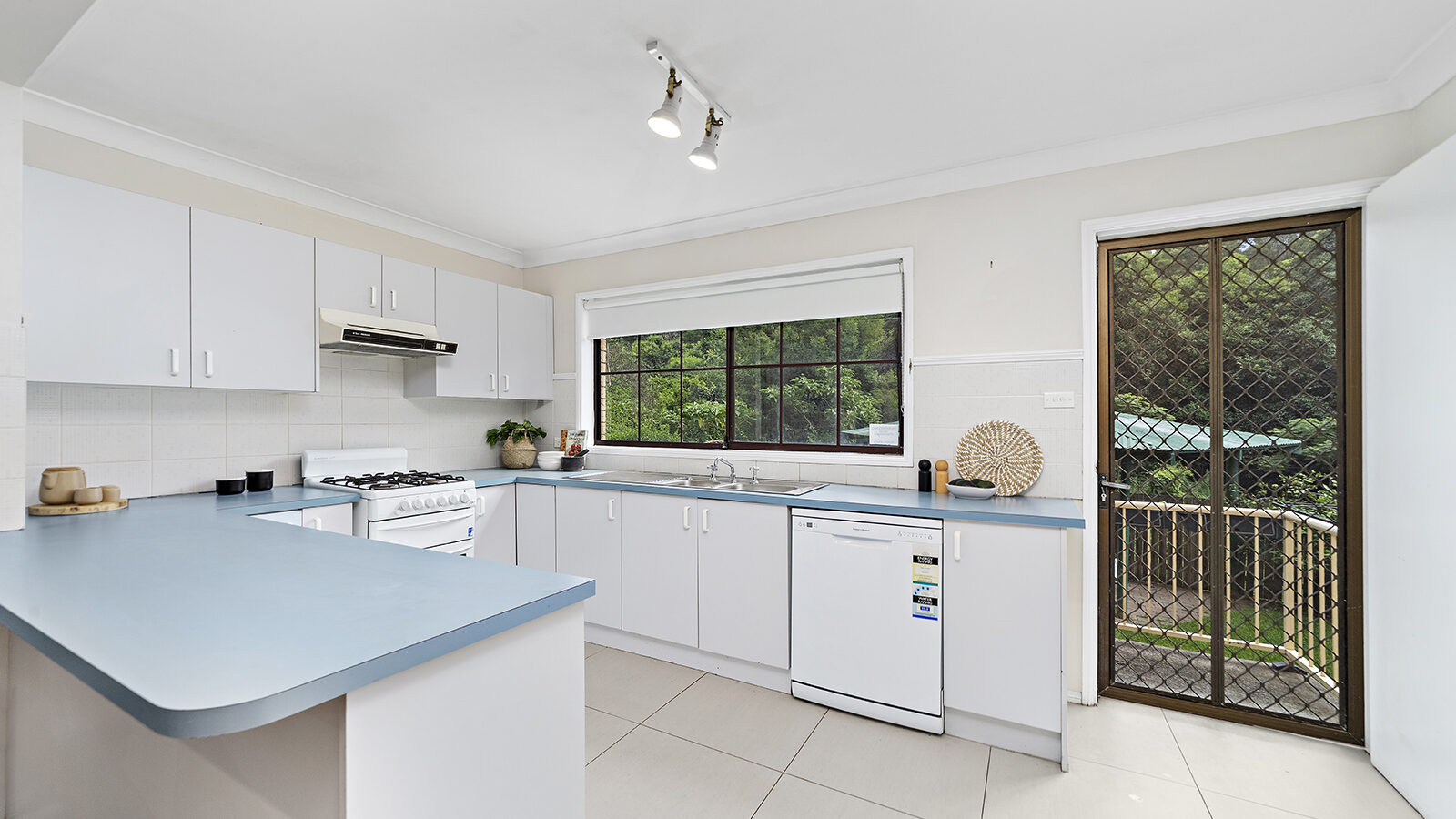 6/46 Cummins Street, Unanderra NSW 2526 - photo 4