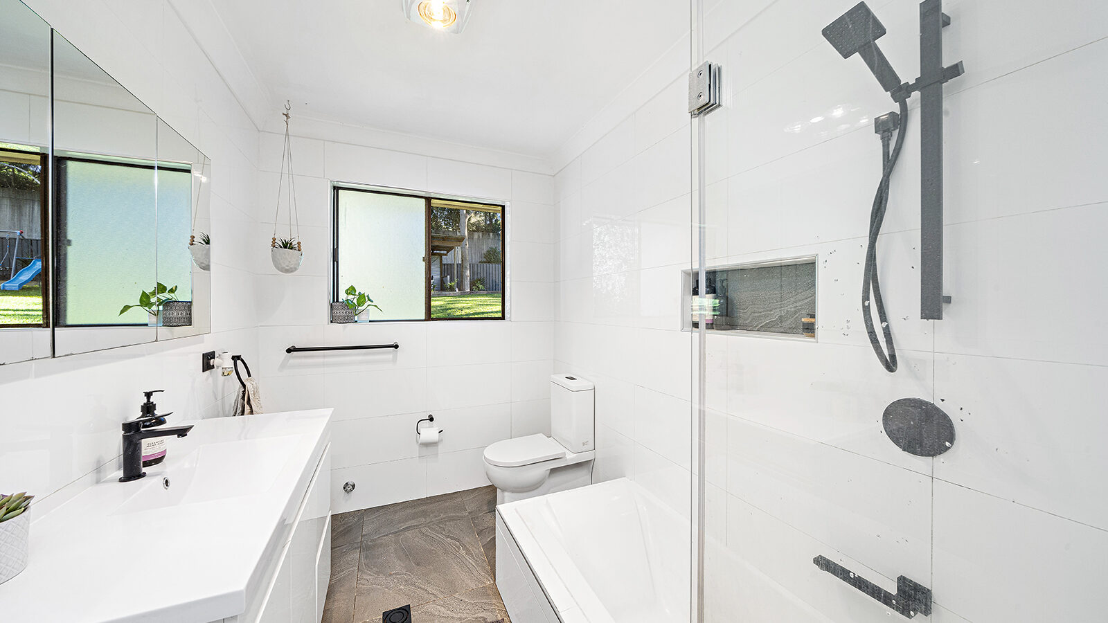 2/10 Highway Avenue, West Wollongong NSW 2500 - photo 5